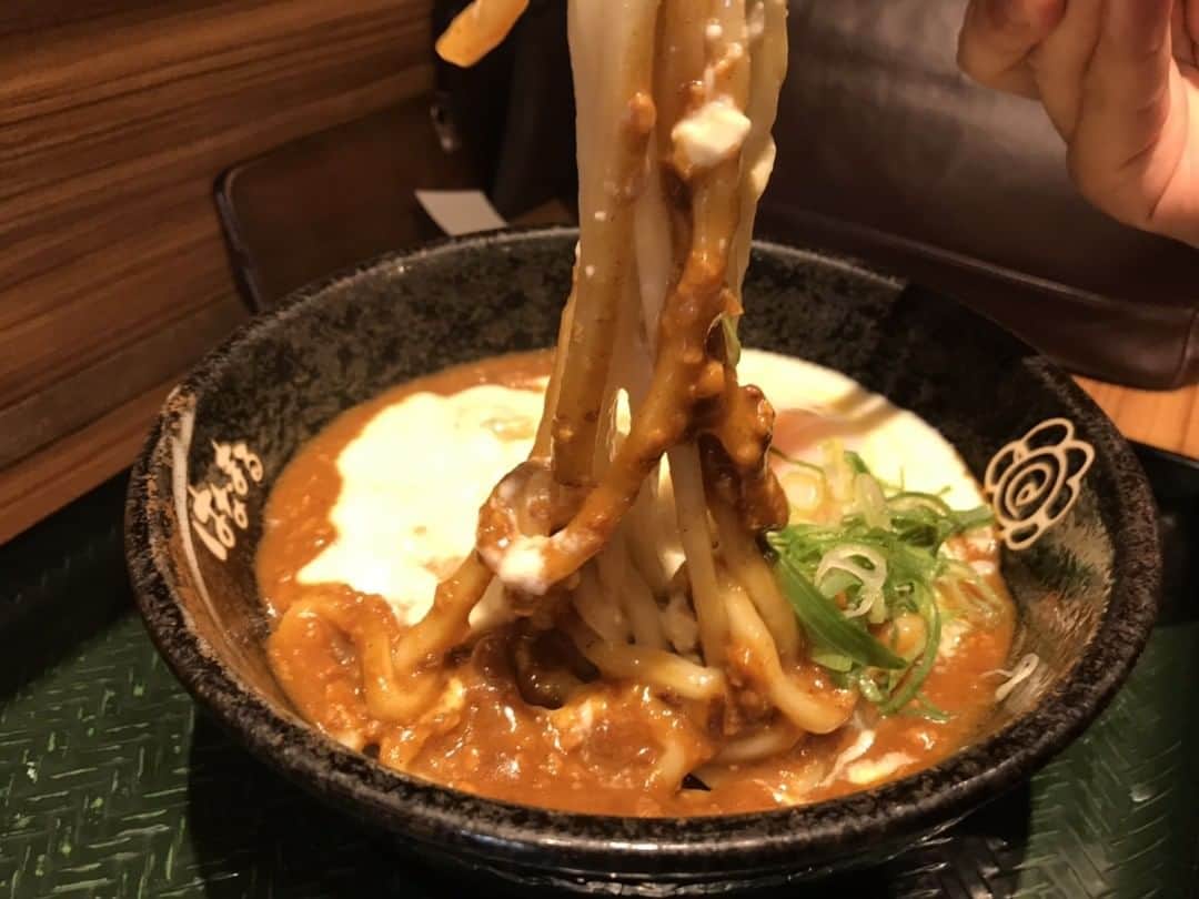 はなまるうどんのインスタグラム：「こんにちは😘今日は、 #チーズキーマカレーうどん を食べてきました😍🙏🏻ハウス食品のキーマカレーに、チーズと温玉がのった贅沢な一品😋美味しさが止まりません。ご馳走様でしたっ！！ https://www.hanamaruudon.com/news/2019.html#news13」