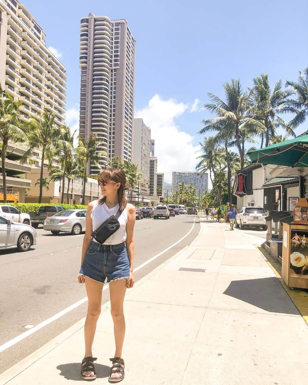 林弓束さんのインスタグラム写真 - (林弓束Instagram)「お盆はまたハワイに来ています🌴 暑いけど気持ち良い。最高です🌴 旅のおともは @liberflyer.jp のセキュリティポーチ  #セキュリポ ✨ パスポートと小さいお財布をいれてます！ スキミング防止効果もあって海外旅行にはぴったり😊✨ 薄手なので服の下にもつけれるよー！✨ 軽くて身体にフィットするのでつけてることも忘れちゃうくらい✨ 旅におすすめだよ😊 . . #hawaii #ハワイ #ハワイ旅行 #ホノルル #ワイキキ #ハワイ旅行 #タビジョ #travel #海外旅行 #yzktrip」8月18日 15時09分 - hayashiyuzuka