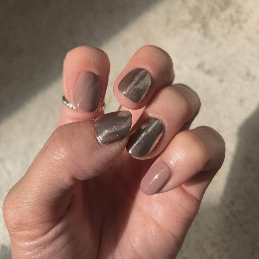 黒石奈央子さんのインスタグラム写真 - (黒石奈央子Instagram)「new nail . 最近めっきりシンプルにはまって ピンクベージュにメタリックなシルバーにしてみた♫  結構お気に入りなのだ！ . @nailsalon_factorygirl #nail#nailart#factorygirl#nailsofinstagram #705_nail」8月18日 15時09分 - blackstone705