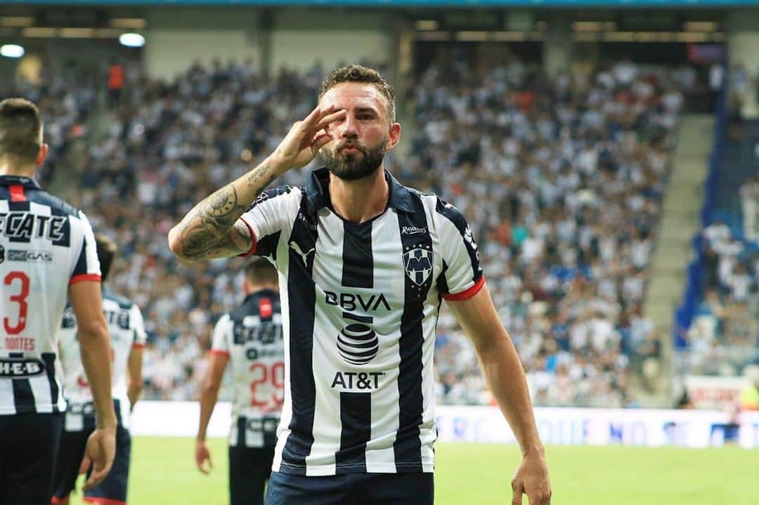 ミゲル・ラジュンのインスタグラム：「+3... 🧠🐺🤪 . #ArribaElMonterrey #Rayados 🔵⚪️」