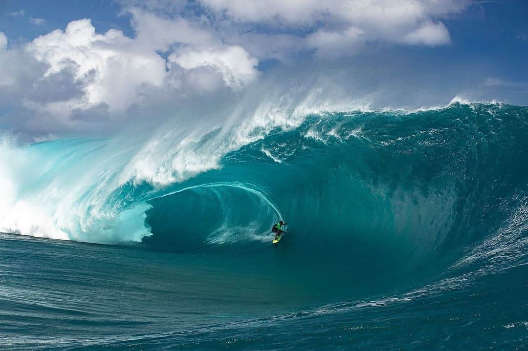 hurleyさんのインスタグラム写真 - (hurleyInstagram)「Not small. ⠀⠀⠀ @Matahidrollet stalls where most would run as Teahupo’o comes alive. #TahitiPro」8月18日 15時18分 - hurley