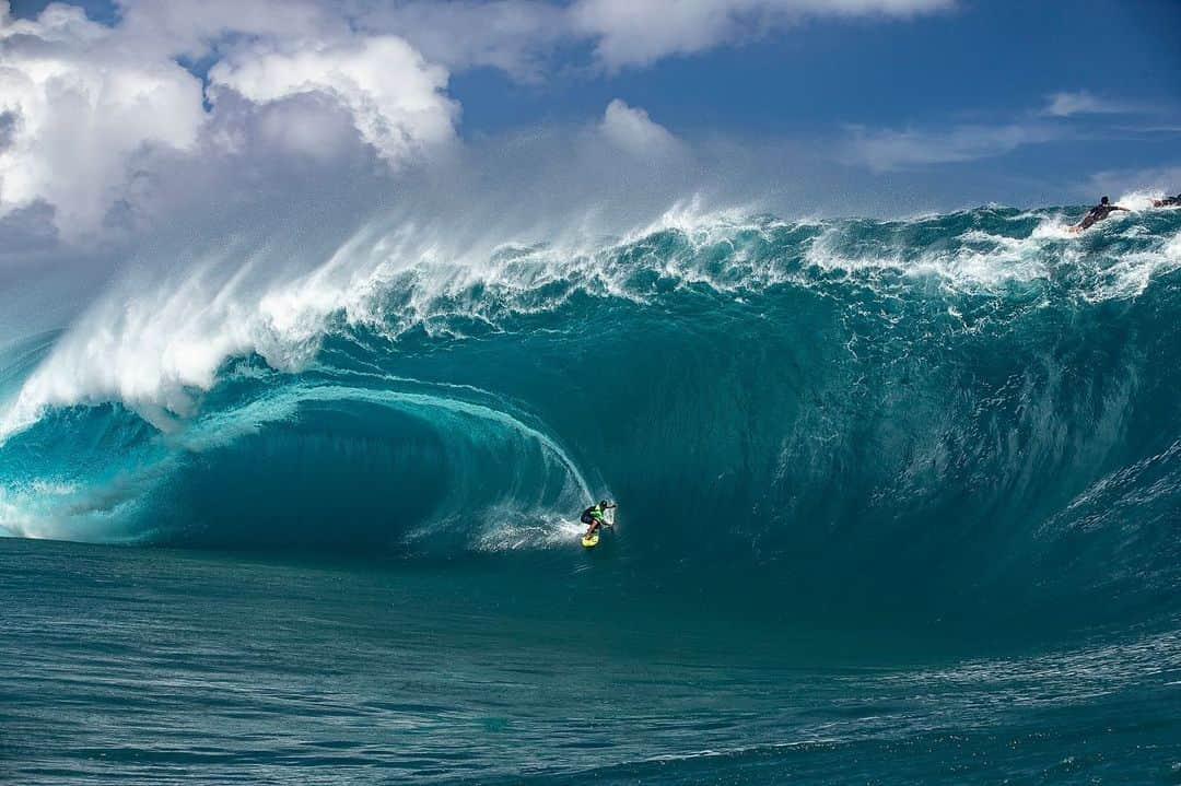 hurleyさんのインスタグラム写真 - (hurleyInstagram)「Not small. ⠀⠀⠀ @Matahidrollet stalls where most would run as Teahupo’o comes alive. #TahitiPro」8月18日 15時18分 - hurley