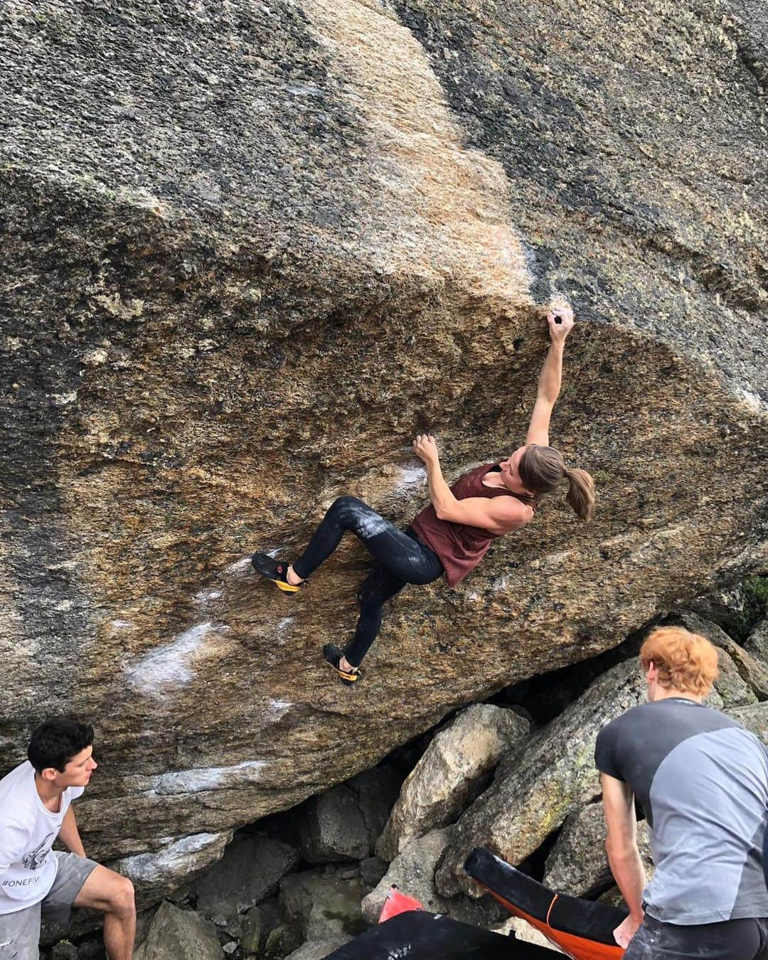 バーバラ・ザンガールさんのインスタグラム写真 - (バーバラ・ザンガールInstagram)「Back to bouldering!!! Re-climbing some old and new Silvretta classics during the „all senses“ festival in Galtür. Thanks to @berndzangerl for the invitation!! It’s been a long time ago since I had such a „full gas“ bouldering day. Congrats to all the young crushers!!—very inspiring!  #fundaywithfunpeople #backtotheroots 📸 🔝„Shining“ 8a/V11“ (📸@laraneumeier )」8月18日 15時32分 - babsizangerl