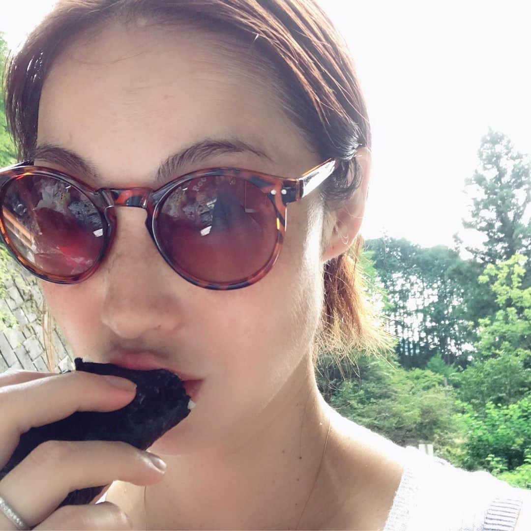 佐藤康恵さんのインスタグラム写真 - (佐藤康恵Instagram)「モグモグパクパク 外で食べるおにぎり🍙は これまた格別だぁ😋 #モグモグ #パクパク #佐藤康恵 #おにぎり #ysjewel #yasuesato #actress  #mama #model #singer」8月18日 15時24分 - yasuesato.official