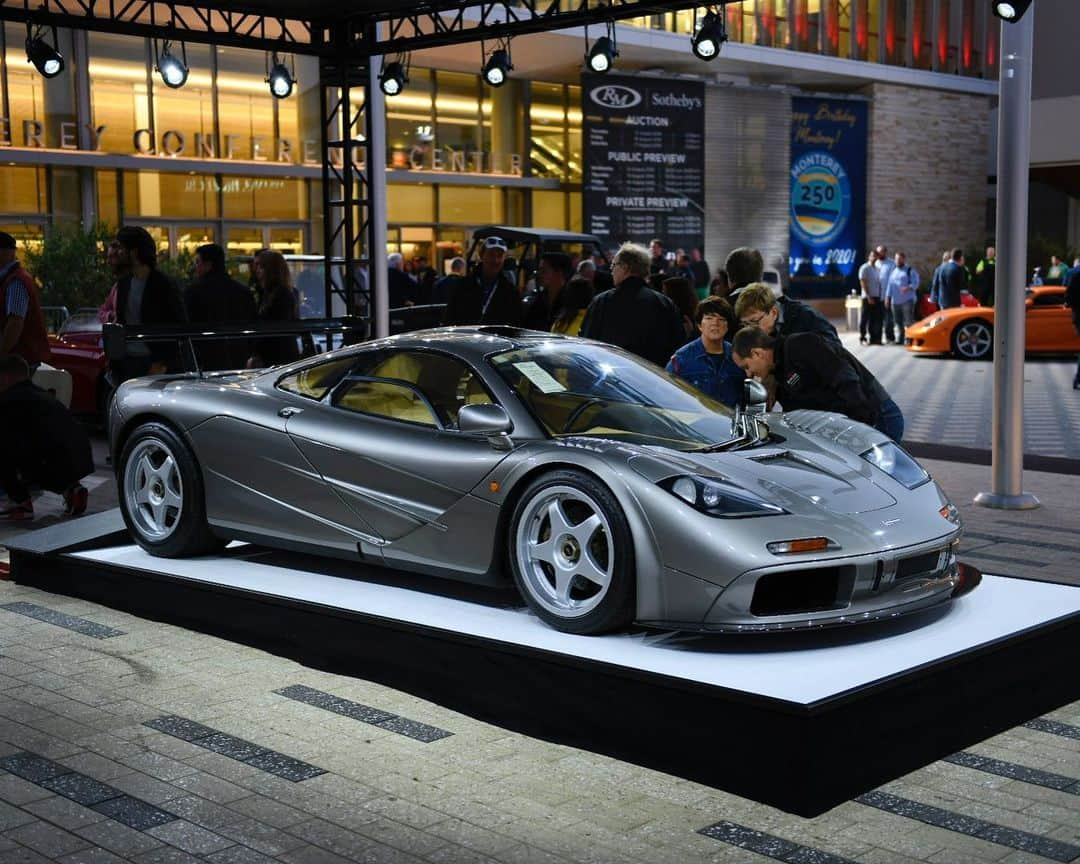 サザビーズさんのインスタグラム写真 - (サザビーズInstagram)「That’s a wrap on Monterey Car🏎 Week! Leading the pack was this 1994 McLaren F1 ‘LM-Specification’, which sold for $19.8M @rmsothebys and set a new record for the @mclaren marque at auction. Known as history’s most revered supercar, the McLaren F1 is the most highly desirable iteration of the model and the world’s fastest naturally aspirated production car. #RMMonterey #montereycarweek #mclaren #mclarenf1 #rmsothebys」8月18日 15時26分 - sothebys