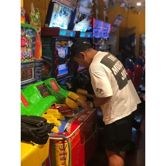 中野英雄さんのインスタグラム写真 - (中野英雄Instagram)「仕事の合間にゲーセンに行く‼️ ワニのゲームにハマる‼️ #instagood #happy #enjoy #japan #tokyo #ゲーセン #ワニワニパニック」8月18日 15時29分 - hideo_nakano