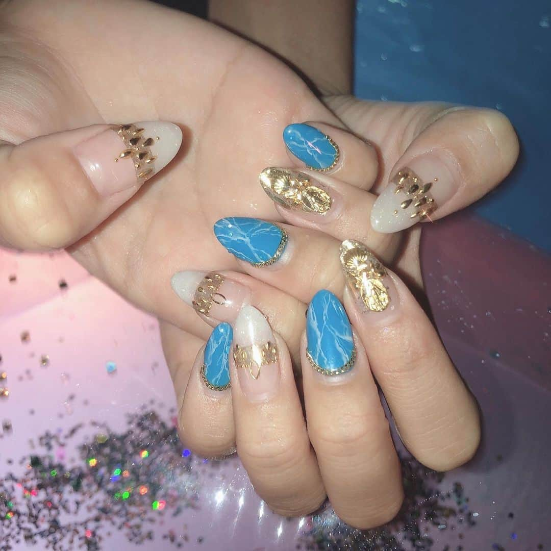 SHIHOさんのインスタグラム写真 - (SHIHOInstagram)「. . new nail🦋🤟💓 . 夏なので思い切ってブルーに💙 . . ゴールドパーツと大理石で 可愛くしてもらったよ♡♡ . . 今回は @_lapisnail_ で✨ 担当は @lapis_yui さんです🥳🧡 . ありがとうございます🤟💓💓 . . お洋服は @lissi__boutique 🥴💓 . . #ネイル #夏ネイル #ネイルチェンジ #かわいい #ブルーネイル #ニューネイル #ファッション」8月18日 15時41分 - cham_pipi