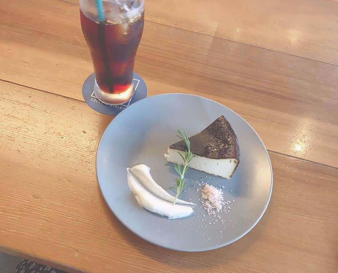 森保まどかさんのインスタグラム写真 - (森保まどかInstagram)「﻿ ﻿ ﻿ ﻿ こないだ初めて﻿ バスクチーズケーキ食べたの🧀﻿ ﻿ 外側はこんがり香ばしくて、﻿ 内側はトロっとしてるんだよ〜﻿ ﻿ ﻿ ﻿ ﻿ ﻿」8月18日 15時35分 - madokamera_48