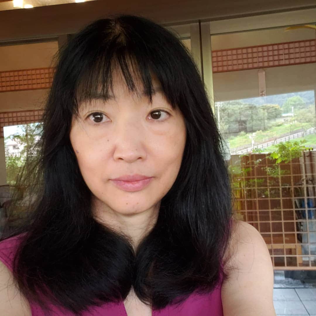 三宅雪子のインスタグラム：「今日はここ。ご支援頂いている身なので、私は節約。ツイートに自分や食べ物(普通のもの)の写真をアップするのを止めたら嫌がらせ減りました。ツイッターはかなり最近荒れていますね。歳費のまとめに私のツイートが使われていました。私は歳費は高い、しかし、活動費は歳費ではない、法律がザル、ルーズな人がいると真面目な人が迷惑だと言っています。腰痛が少し改善。トイレに行けないほど痛かったです。金曜日は北海道。高い！早めに仮でマイレージで押さえたらよかった。涙。懲戒請求取材です。」