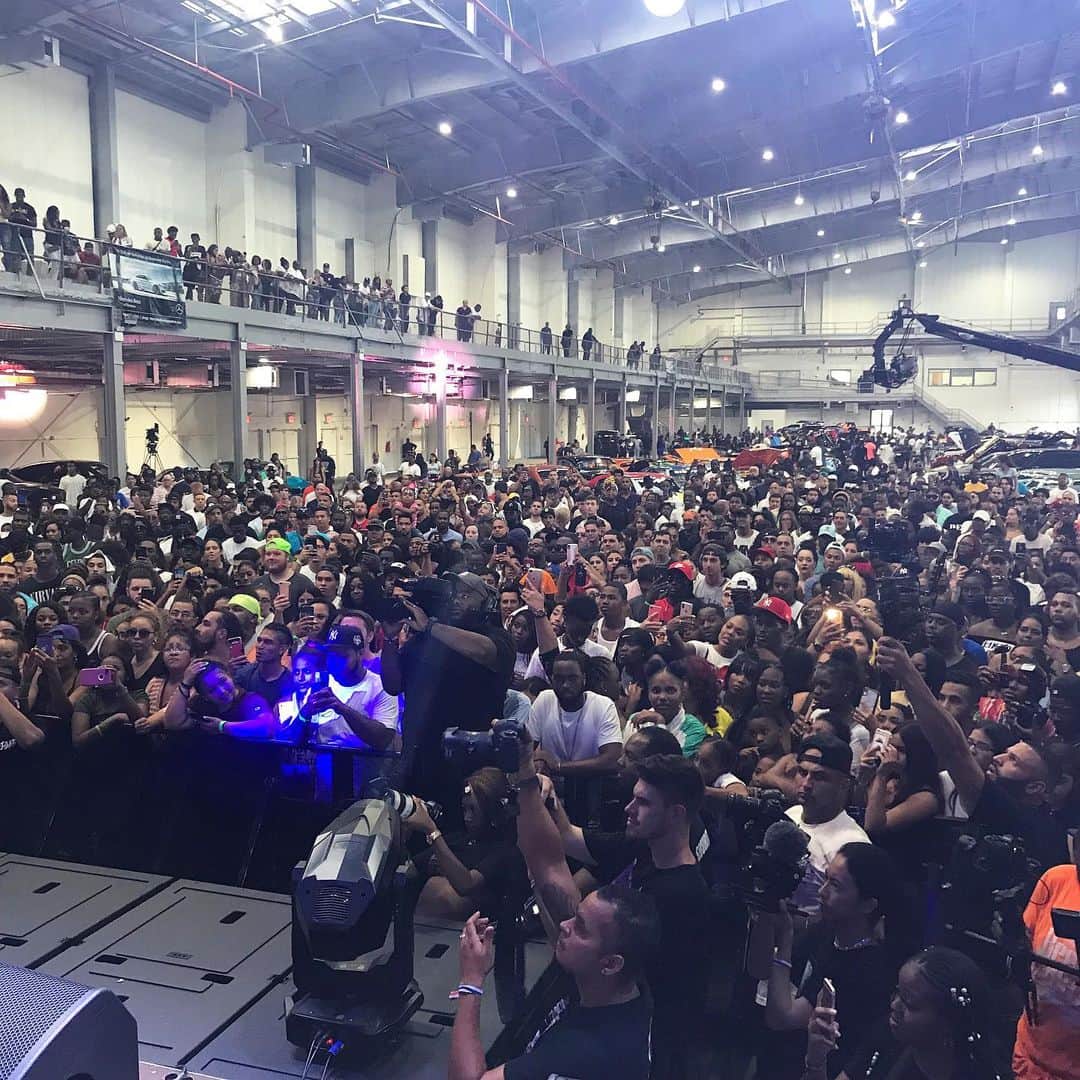 ファンクマスター・フレックスのインスタグラム：「#AD 15,000 Indoor/Outdoor @flexfestofficial !!!! Beautiful machines, Food trucks super and stage was cranking! @ciroc / @metrobytmobile /  @frenchmontana  @djkhaled  @artisthbtl  @rakimgodmc  @therealdjericb  @icet  @donqhbtl  @dmx  @fettywap1738  @realpopsmoke  @ambjaay  @lougotcash  @hoodcelebrityy  @melii  @trapmannyhbtl  @lifeofdesiigner  @casanova_2x  @liltjay @flippdinero @videomusicbox  @dapperdanharlem @kenstarrrz @djbobbytrends  @kooldjredalert  @djchuckchillout  @djspazo  @djhrnyc  @tatwza  @djhova @djjaet」