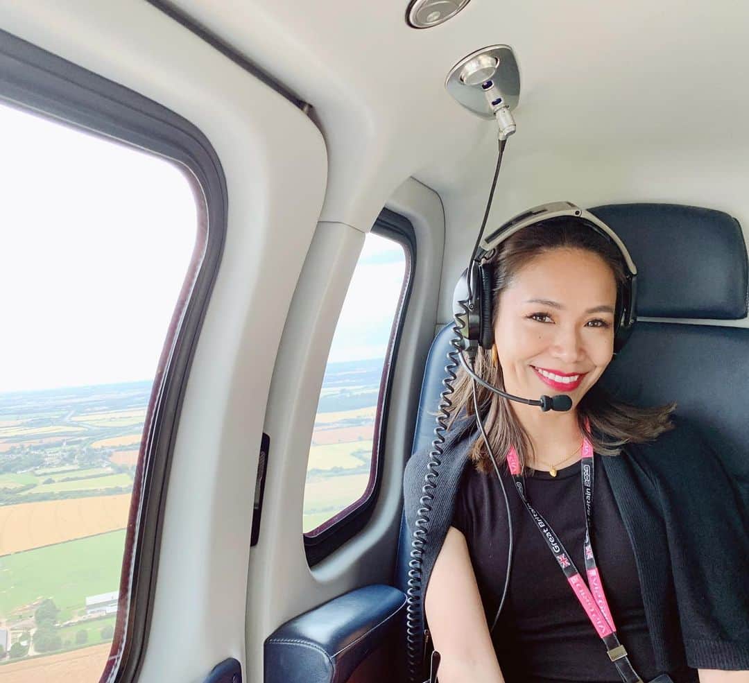 坂倉アコのインスタグラム：「“If you want to fly, you must give up what weighs you down🕊🕊🕊” ﻿ ﻿ 飛ぶためには、あなたを押しとどめてるもの(重荷)を手放さないとって意味😌﻿ ﻿ 人それぞれ解釈は違うと思うけど、﻿ 身軽に、より高く飛べるように今が準備の時🚁✨ ﻿ ﻿ #flyhigh #helicopter #travel #life #quotes #summer2019 #youonlyliveonce #excited #vibratehigher」