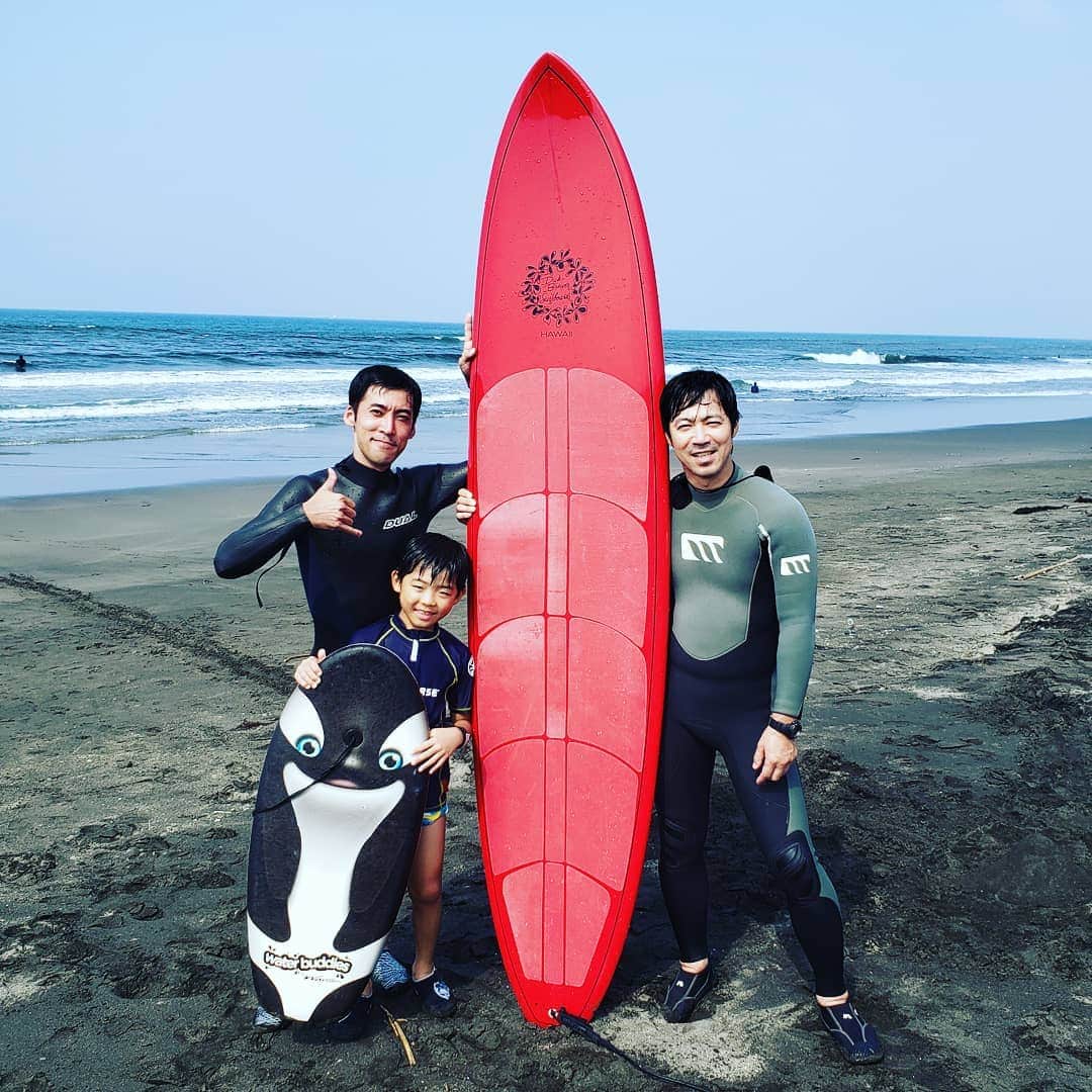 東朋宏さんのインスタグラム写真 - (東朋宏Instagram)「久々のサーフィン‼️ めっちゃ楽しかったけど気付いたらめっちゃ腰が痛い。。。(笑)  #薬酒インスタ対決 #海 #サーフィン #子供とお出かけ #兄弟 #このあとプールにも行った」8月18日 15時45分 - tomohiro_azuma