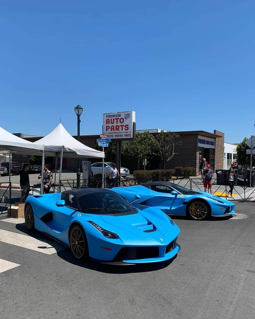 Kik:SoLeimanRTさんのインスタグラム写真 - (Kik:SoLeimanRTInstagram)「@horsepower_hunters  What an epic pair 😍💥 @buckblu #Ferrari #LaFerrari #Aperta #HorsepowerHunters #CarWeek」8月18日 15時46分 - carinstagram