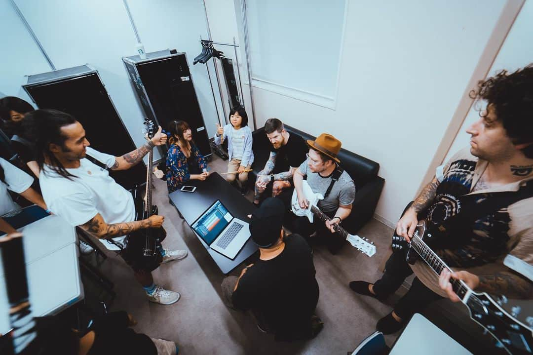 かねあいよよかさんのインスタグラム写真 - (かねあいよよかInstagram)「I can hear music from the photos🥁 I was so excited to play with @falloutboy   （Meeting and backstage.） #falloutboy #fob #Yoyoka #summersonic #よよか #サマソニ」8月18日 15時48分 - yoyoka_drums