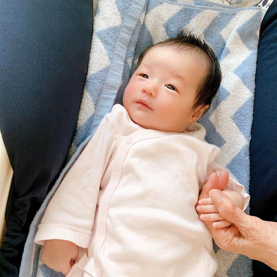 しほの涼のインスタグラム：「夜3時間続けて寝れるようになった娘さん👧 生後1ヶ月で随分と大きくなって、新生児用のオムツはもうパツパツ😅 買いだめした分だけ使わせちゃってるけど、Sサイズ買わなくちゃ💦💦 新生児の頃の写真見返して、あまりの小ささにビックリ😂💕 #ベビスタグラム #ベビー #赤ちゃんのいる生活 #生後1ヶ月 #令和ベビー #令和ベイビー #赤ちゃんとママ #可愛すぎてたまらん #可愛すぎてたべたい #食べちゃいたい位愛してるよ #親バカまっしぐら」