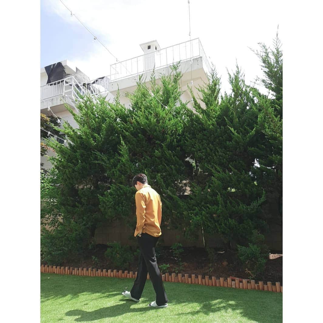 2PMさんのインスタグラム写真 - (2PMInstagram)「어느 봄날의 준호🌻 - #공원에서 #주너펭 #잊펭  #마지막컷은보너스티저  #레투스포그램 #레투스타그램」8月18日 15時52分 - real_2pmstagram