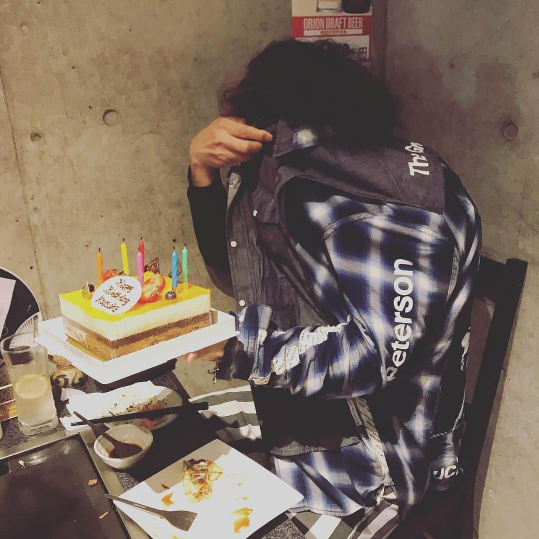 山田義孝さんのインスタグラム写真 - (山田義孝Instagram)「⭐️⭐️⭐️ 年齢を明かさない謎の芸術家のお誕生日祝い。 この人の半生をNetflixでドラマ化したらもの凄く面白いと思います。 僕が好きな話は14歳の時にロシアでスパイク・ジョーンズに無理やり宇宙に飛ばされた話です。 #市川孝典」8月18日 15時55分 - yamadayositaka