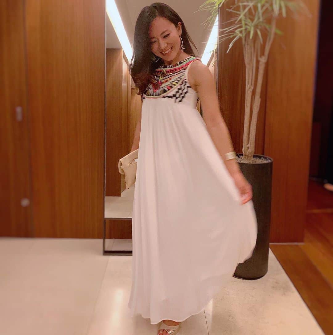 長嶺菜菜子のインスタグラム：「﻿ ﻿ 髪アップにしたら良かったな🙄 ﻿ ﻿ このワンピの刺繍がどハマりすぎて😍🙌﻿ ﻿ ﻿ パーティードレスだけど﻿ ペタンコサンダル履いたら街中でもいける(♡︎ˊ艸ˋ♡︎)﻿ ﻿ ﻿ 白でスッキリ夏らしさ最高( ˘ ³˘)♡︎﻿ ﻿ ﻿ @kawaii_partydress_precious ★------------------------------------------------☆ ﻿ #沖縄人 #うちなんちゅ﻿ #夏ワンピ﻿ #パーティードレス﻿ #ワンピース﻿ #ドレス通販Preciouslady﻿」