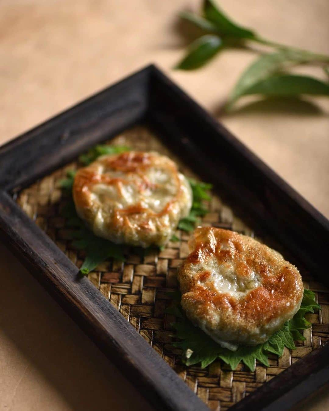 Vogue Taiwan Officialさんのインスタグラム写真 - (Vogue Taiwan OfficialInstagram)「#VogueFood﻿ 這個8月，W飯店 @wtaipei 的「YEN Bar」推出全新作品「TEA-PSY YEN午茶艷」，以茶香為延伸，將台灣茶葉的清雅與濃郁嵌入甜點中，像是很有視覺感的「梨山蜜香柚唇型巧克力」、「阿里山金萱檸檬布列斯特」、「凍頂烏龍煎蝦餅」等，再搭佐YEN Bar最受歡迎的「PAR－TEA YEN紫醉茶行」系列精選6款茶調酒，就算是白天的午茶時光也能有微醺感！﻿ ﻿ #whotel #下午茶 #甜點 #afternoontea #dessert」8月18日 16時07分 - voguetaiwan