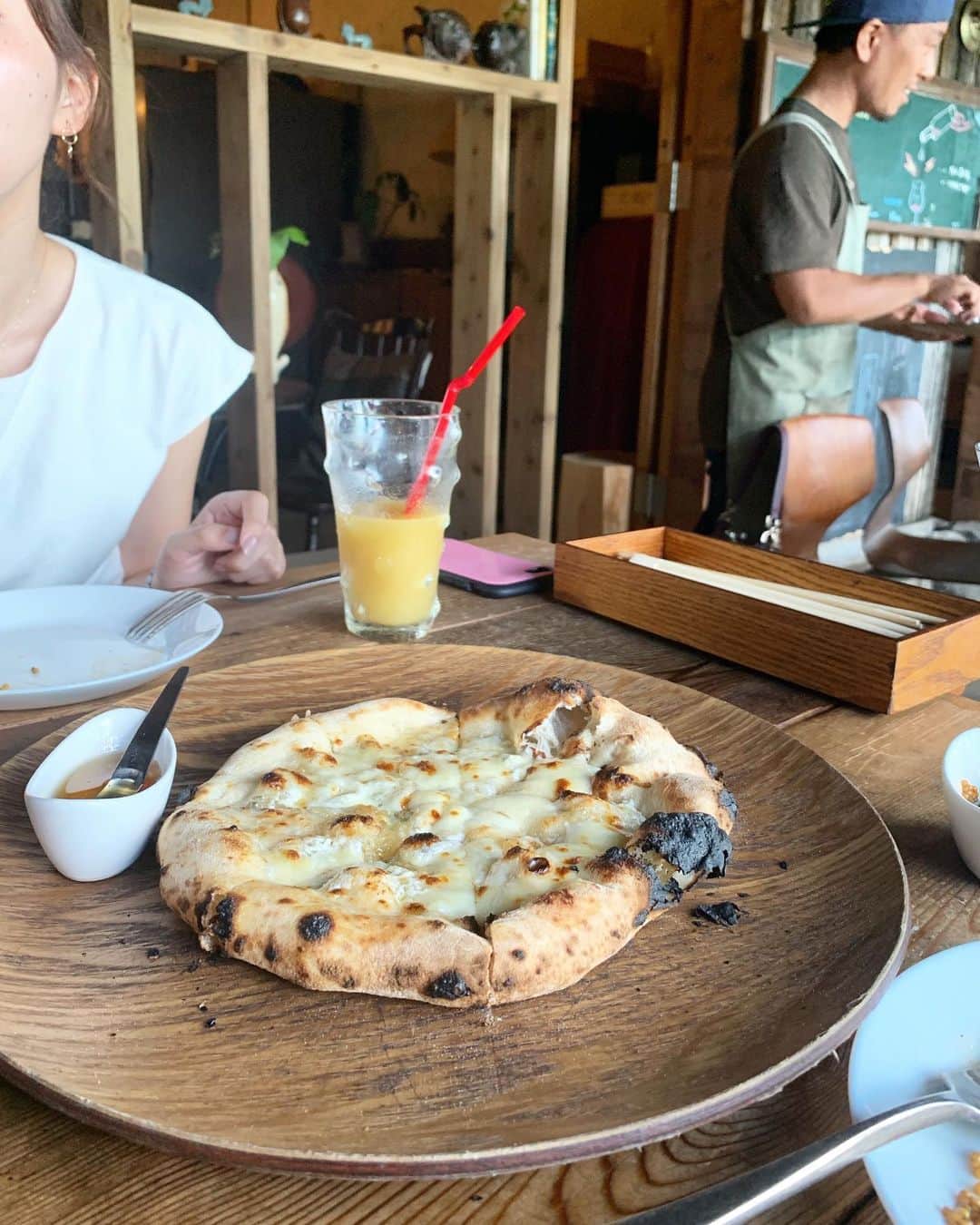 左近鈴乃さんのインスタグラム写真 - (左近鈴乃Instagram)「. ずーっと行きたかった山岡ピザ🏡🍕 7種のチーズのピザは私のピザ記録更新！ この旅でたくさん美味しいもの食べたけど、 圧倒的1位✨ . 噂で聞いてた通り、お店までの道のりは ジェットコースターかなと思うほどの急勾配🎢笑 ただ、お店から見える景色は最高でした⛰✨ . #山岡ピザ #奈良」8月18日 16時05分 - suzuno_sakon