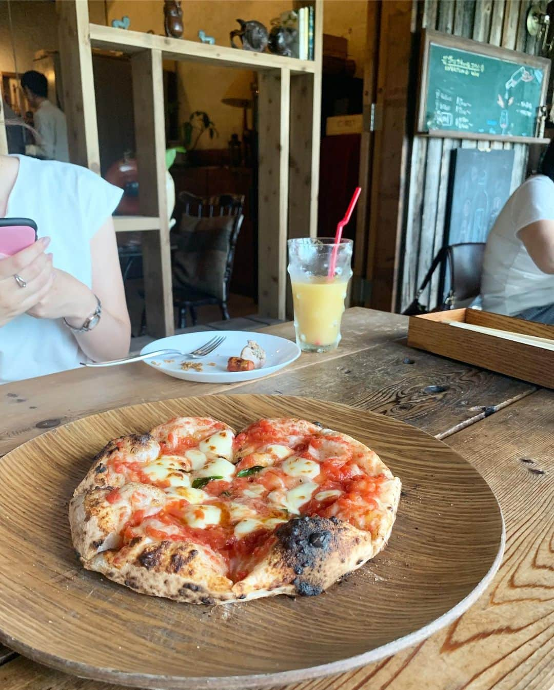 左近鈴乃さんのインスタグラム写真 - (左近鈴乃Instagram)「. ずーっと行きたかった山岡ピザ🏡🍕 7種のチーズのピザは私のピザ記録更新！ この旅でたくさん美味しいもの食べたけど、 圧倒的1位✨ . 噂で聞いてた通り、お店までの道のりは ジェットコースターかなと思うほどの急勾配🎢笑 ただ、お店から見える景色は最高でした⛰✨ . #山岡ピザ #奈良」8月18日 16時05分 - suzuno_sakon