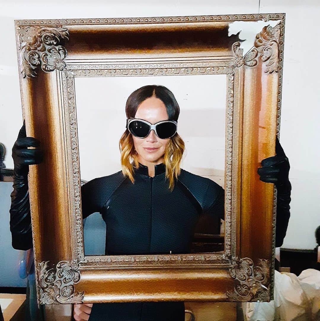 シャーニ・ヴィンソンのインスタグラム：「“If a problem can't be solved within the frame it was conceived, the solution lies in reframing the problem.” #GodsandSecrets #TheSpeed ⚡️」