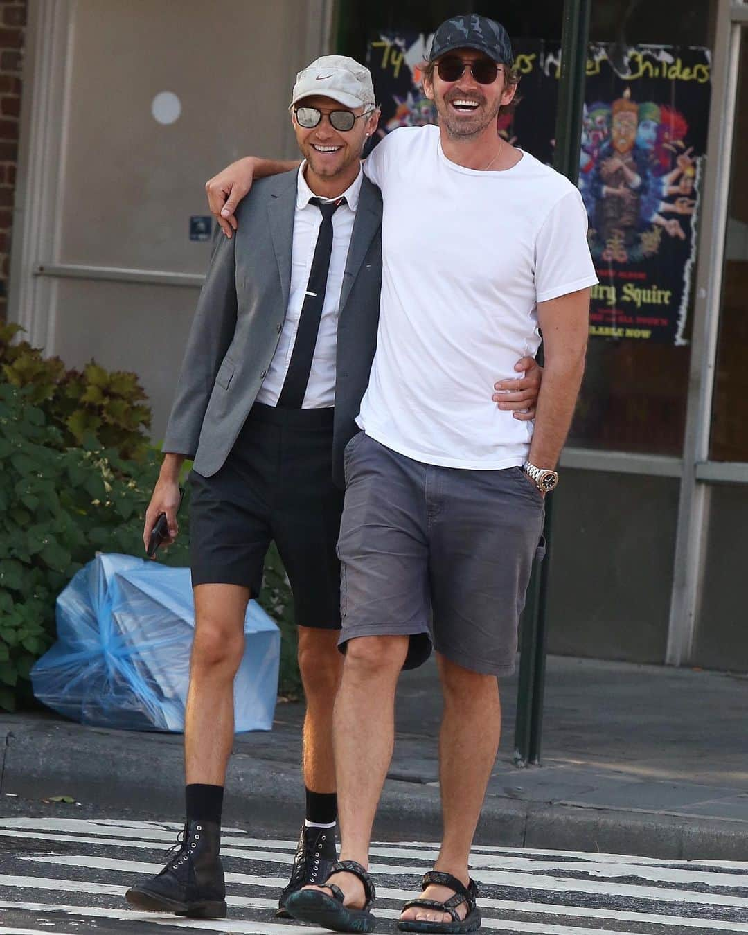 Just Jaredさんのインスタグラム写真 - (Just JaredInstagram)「Lee Pace (@leeepfrog) is all smiles while strolling to dinner with boyfriend Matthew Foley. More pics now on JustJared.com! #LeePace #MatthewFoley Photos: INSTAR」8月18日 7時09分 - justjared