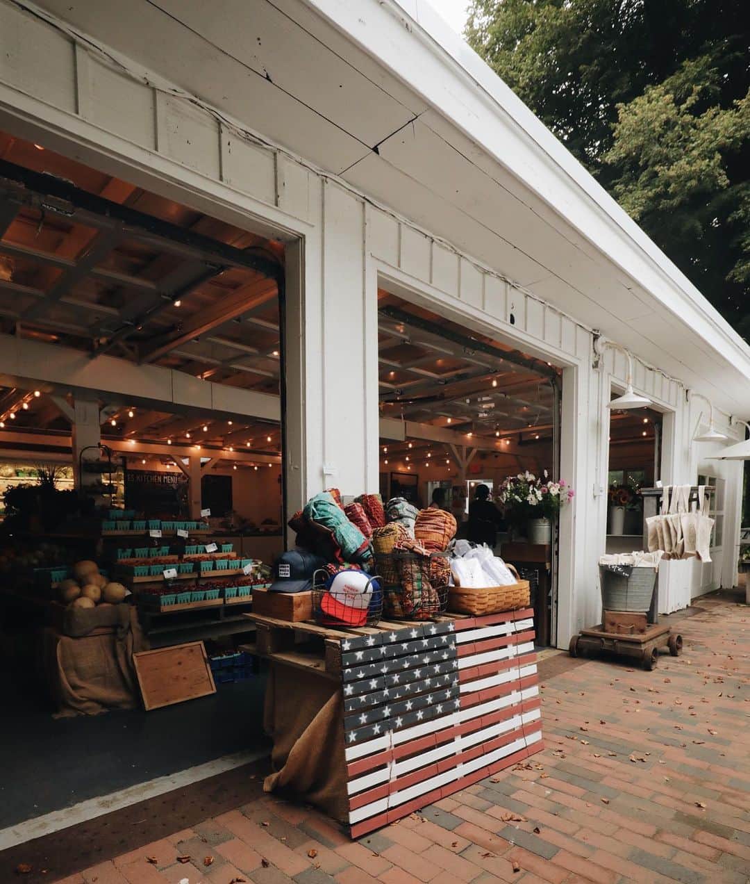MR PORTERのインスタグラム：「Grocery shopping, the Hamptons way at @amberwavesfarm 🌽🍓 #MRPORTERHamptons 📷 @xxjmitch」