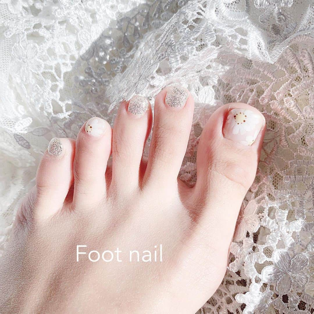 五十嵐茉優さんのインスタグラム写真 - (五十嵐茉優Instagram)「ㅤ new footnail🦶🏻🌼 ㅤ 今回はマーガレット描いてもらった！ シルバー×ホワイトでとっても 気に入ってます(´～`)💭💭 シルバーは黄味のないシルバーがいいって ちょっとだけこだわったよ🙃 ㅤ #footnail #ペディキュア #フットネイル #フットネイルデザイン #マーガレットネイル #お花ネイル #足元倶楽部 #かわ育 #fasmeesネイル #petrel_jp #roungenail #roungenail新宿 #シルバーネイル #新宿ネイルサロン」8月18日 7時12分 - mau08us