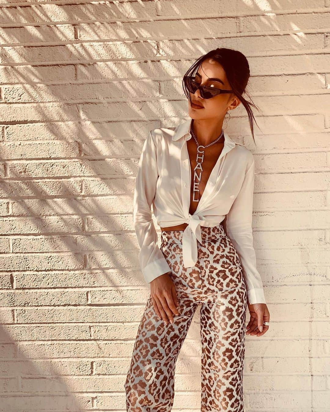 Camila Coelhoさんのインスタグラム写真 - (Camila CoelhoInstagram)「Breezy Saturday! (Wearing @camilacoelhocollection pants - launching on 08.20)💫 #MyCCLook ————- Aquela brisa boa! (Usando calça @camilacoelhocollection - que lança agora 20.08 na revolve.com)」8月18日 7時15分 - camilacoelho