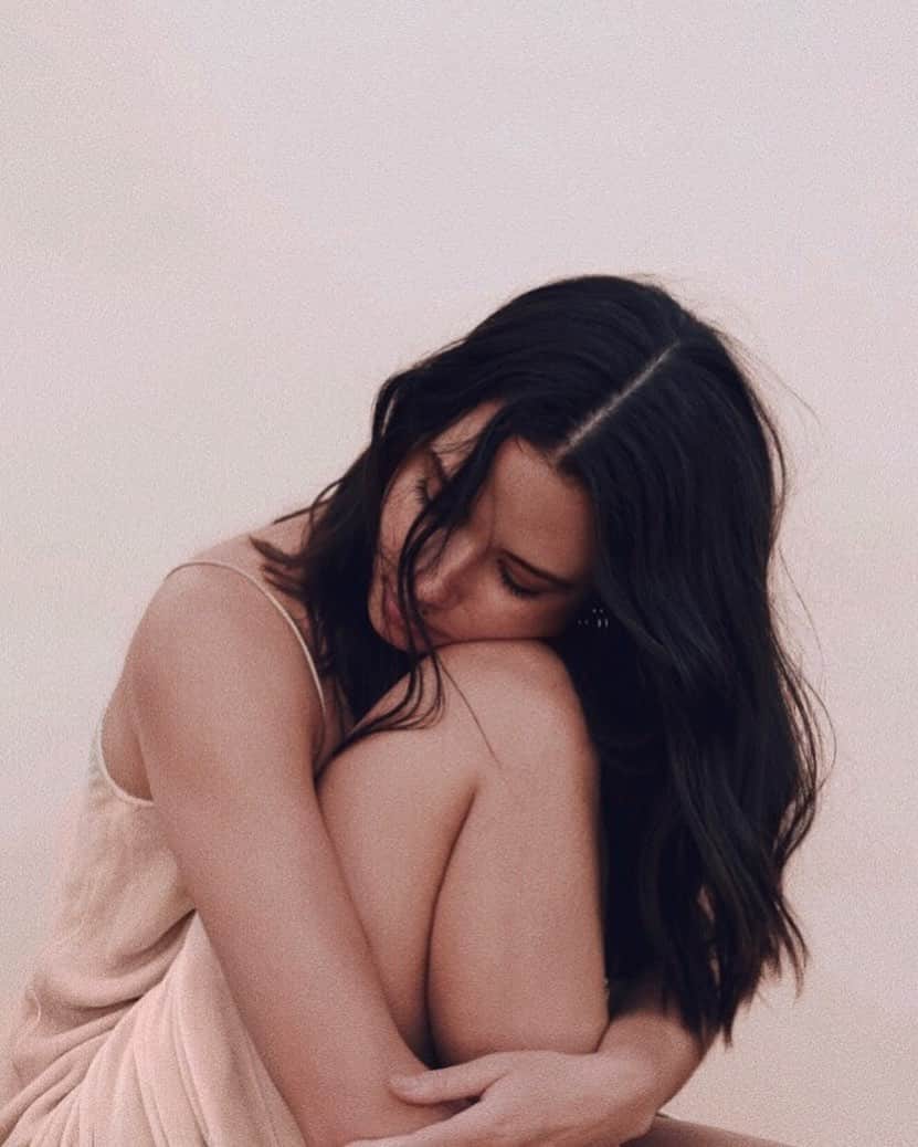 Kristin Essのインスタグラム：「Shot these images almost 2 years ago for KEH. I did hair/art directed/edited, my v v V talent friend @lastyoni shot it and the coolest @katiebof styled it. Pulled these up this weekend because I want to frame some for our new office and realized we never actually used any of them because at the time I was so afraid they were a departure from my normal aesthetic. So stupid 🙄 All that work just to tuck away the files. Why do we second guess ourselves this way sometimes? Anyway, bout to clog the feed w some pretty hair shots you’ve never seen before mmmmkbye✌🏼🖤! 👸🏽: @itstaylorcooper」