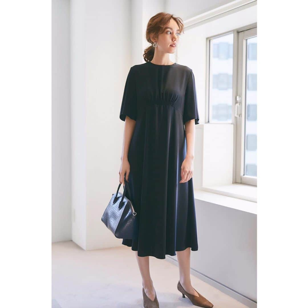 milaowen_officialさんのインスタグラム写真 - (milaowen_officialInstagram)「OCCASION  STYLE しなやかな素材で仕立てたネイビーのワンピース。とてもシックな印象だけれど、クルーネックの詰まり具合やフレアスリーブ、ハイウエストの切り替えなど、トレンドを感じさせるディティールを取り入れて。 Dress ¥11,000+tax  #milaowen  #ミラオーウェン  #newin #オケージョン」8月18日 7時32分 - milaowen_official