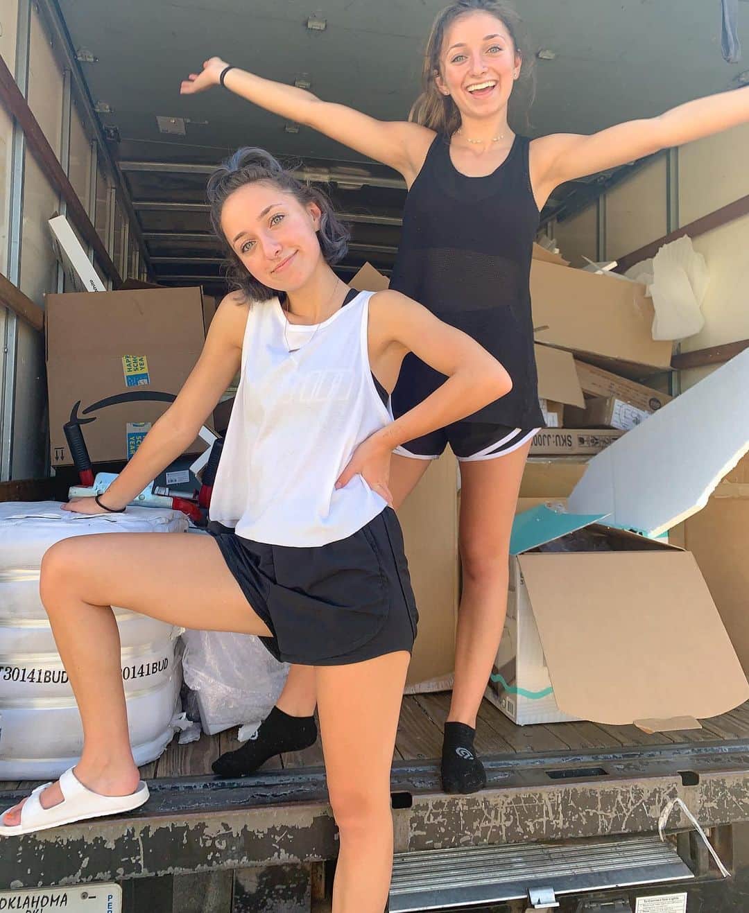 Brooklyn and Baileyさんのインスタグラム写真 - (Brooklyn and BaileyInstagram)「Guys we are OFFICIALLY MOVED INTO OUR HOUSE! We still have a ton of work to do, but we got so much done today and now we are feeling accomplished lol」8月18日 7時33分 - brooklynandbailey