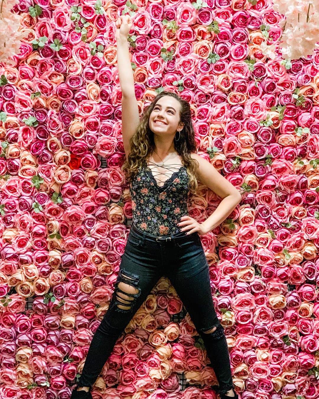 メアリー・モーサのインスタグラム：「🌸 this is what they mean when they say flower power, right? 🌺 . pc: @infinitejayy7」