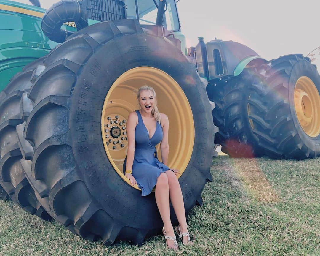 アンナ・フェイスさんのインスタグラム写真 - (アンナ・フェイスInstagram)「Now THAT is a big ass tractor」8月18日 7時41分 - annafaith