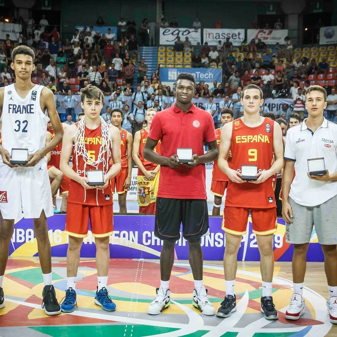 FIBAさんのインスタグラム写真 - (FIBAInstagram)「Congratulations to the #FIBAU16Europe Champions 🏆- All - Star 5 ⭐️ and MVP 🏀! 🥇 🇪🇸 🥈 🇫🇷 🥉 🇮🇹」8月18日 7時58分 - fiba