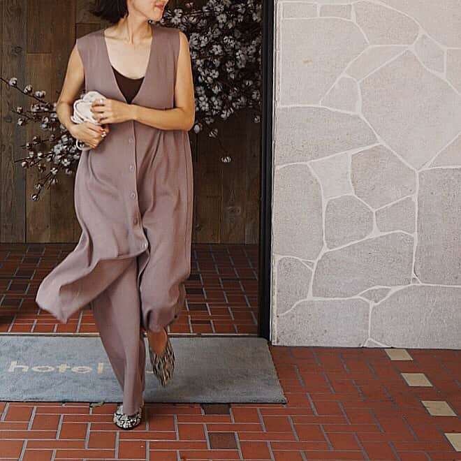美生のインスタグラム：「今週発売のセットアップ♡﻿ ﻿ これは晩夏にマスト✔︎﻿ ロンTee合わせもできるし﻿ 上下別でも使えるから﻿ 長ーーく着られる♡﻿ ﻿ 詳細はwebでもご覧いただけます♡﻿ 🔍ニットドレスセットアップ﻿ ﻿ 腕黒🤯 昨日もお外でめちゃ遊んだから さらに黒くなった👩🏽 ﻿」