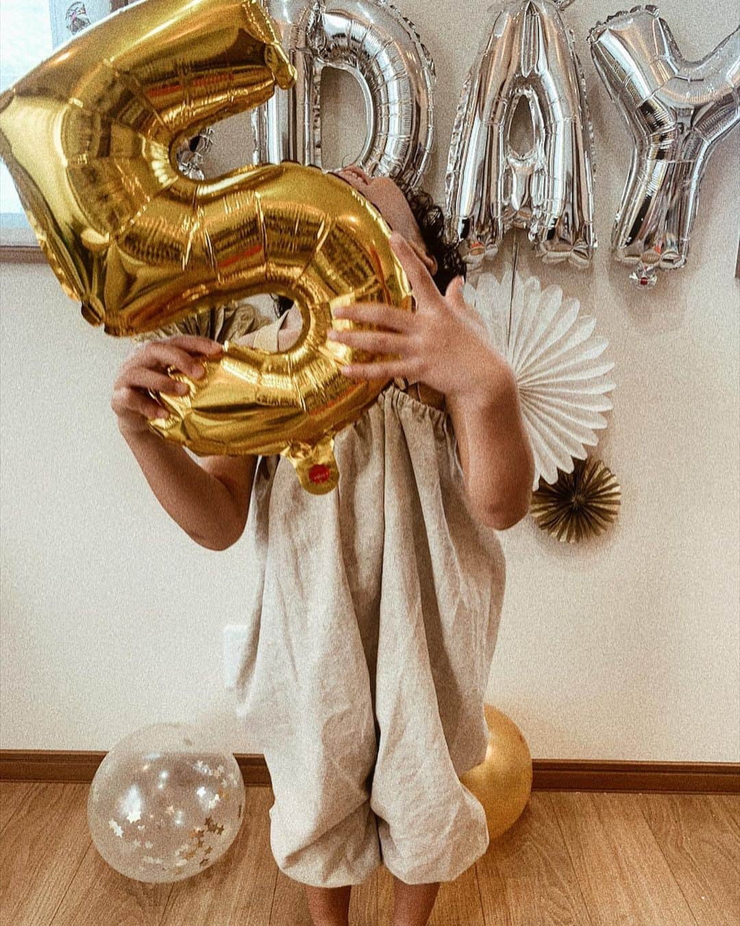 Erikaさんのインスタグラム写真 - (ErikaInstagram)「ᶫᵒᵛᵉ♡ . . . #fiveyearsold #5yearsold #5歳#birthday#happybirthday  #kidshair #kidsfashion #kidshairstyles #kidsboy #balloon#お祝い#celebration #love#mamagirl #mamari_official」8月18日 7時54分 - 911erika