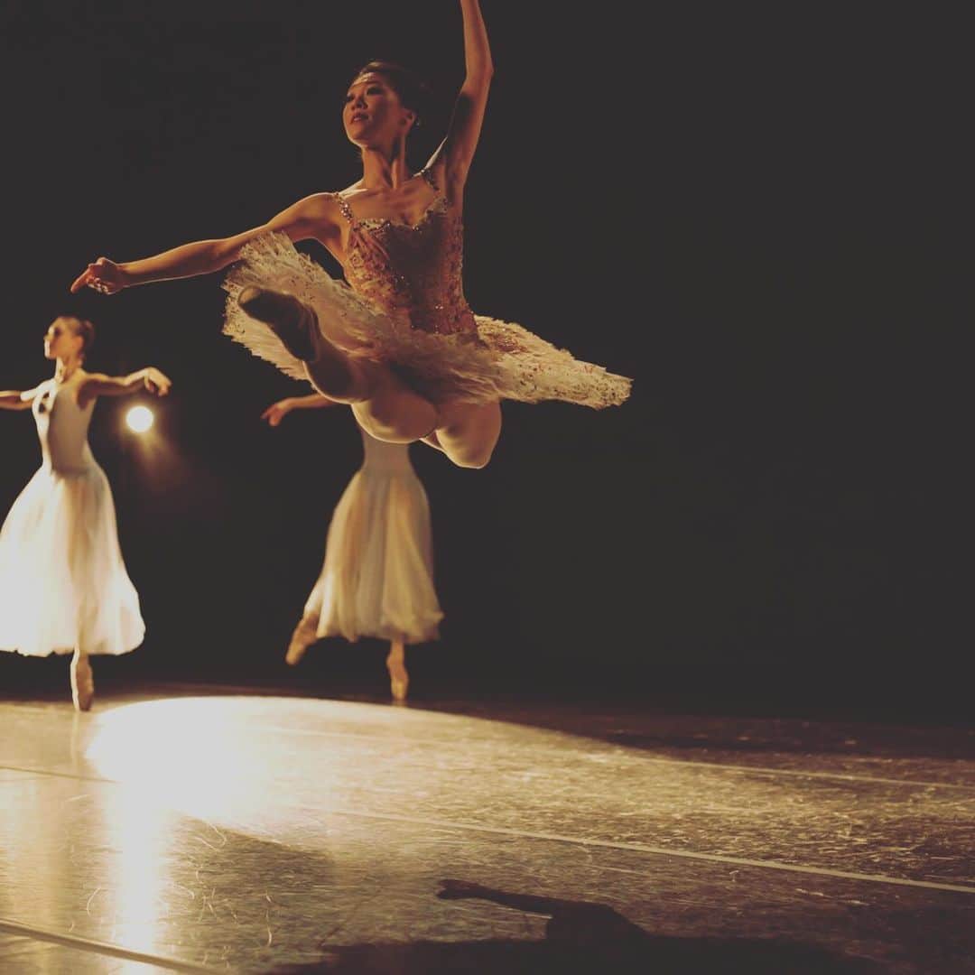 倉永美沙さんのインスタグラム写真 - (倉永美沙Instagram)「This week was physically challenging with so many ballets to learn. But I love the feeling of going beyond my limit✌️今週は習うパートが沢山ありすぎて忙しく自分の体力の限界と戦いました。でもやればできる。がいつも自信に繋がる👍 #throwback #skii #skincare #limit #gobeyondlimits #gobeyond #dna #ballet #ballerina #ballerinalife #happy #happiness #dance #art #幸せ #バレエ #バレリーナ #rehearsal #travellife #work」8月18日 7時59分 - misakuranaga