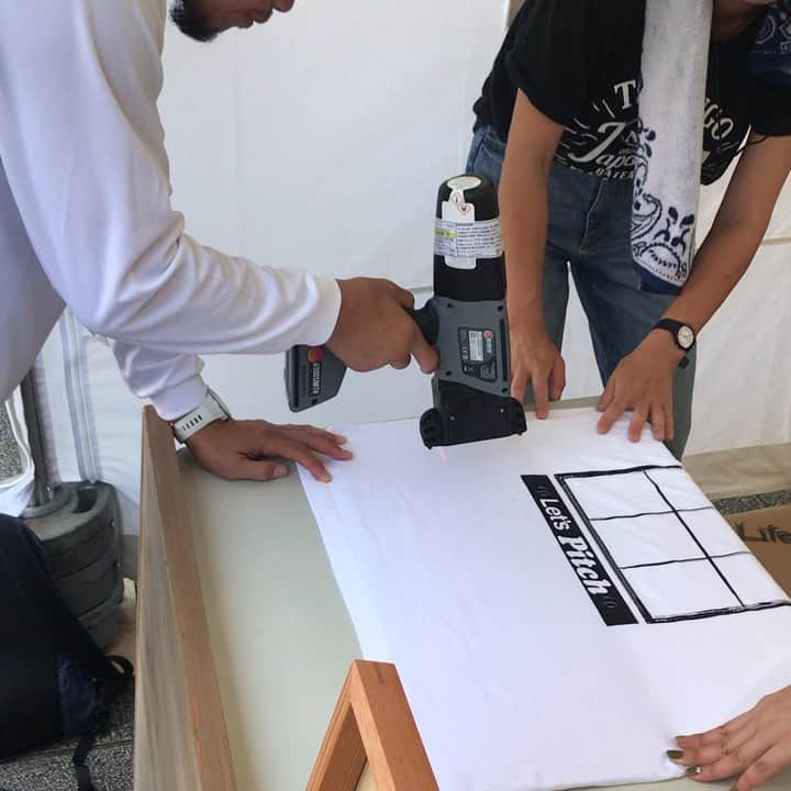 宇野薫のインスタグラム：「勝祭2019 +BブースでTシャツに 面白いプリントしました！  #勝祭 #勝祭2019 #横浜スタジアム #denaベイスターズ #プラスビー #onehundredathletic #100athletic #100A #unorun #newerajapan #onrunning #onfriends #oakleyfrogskins」