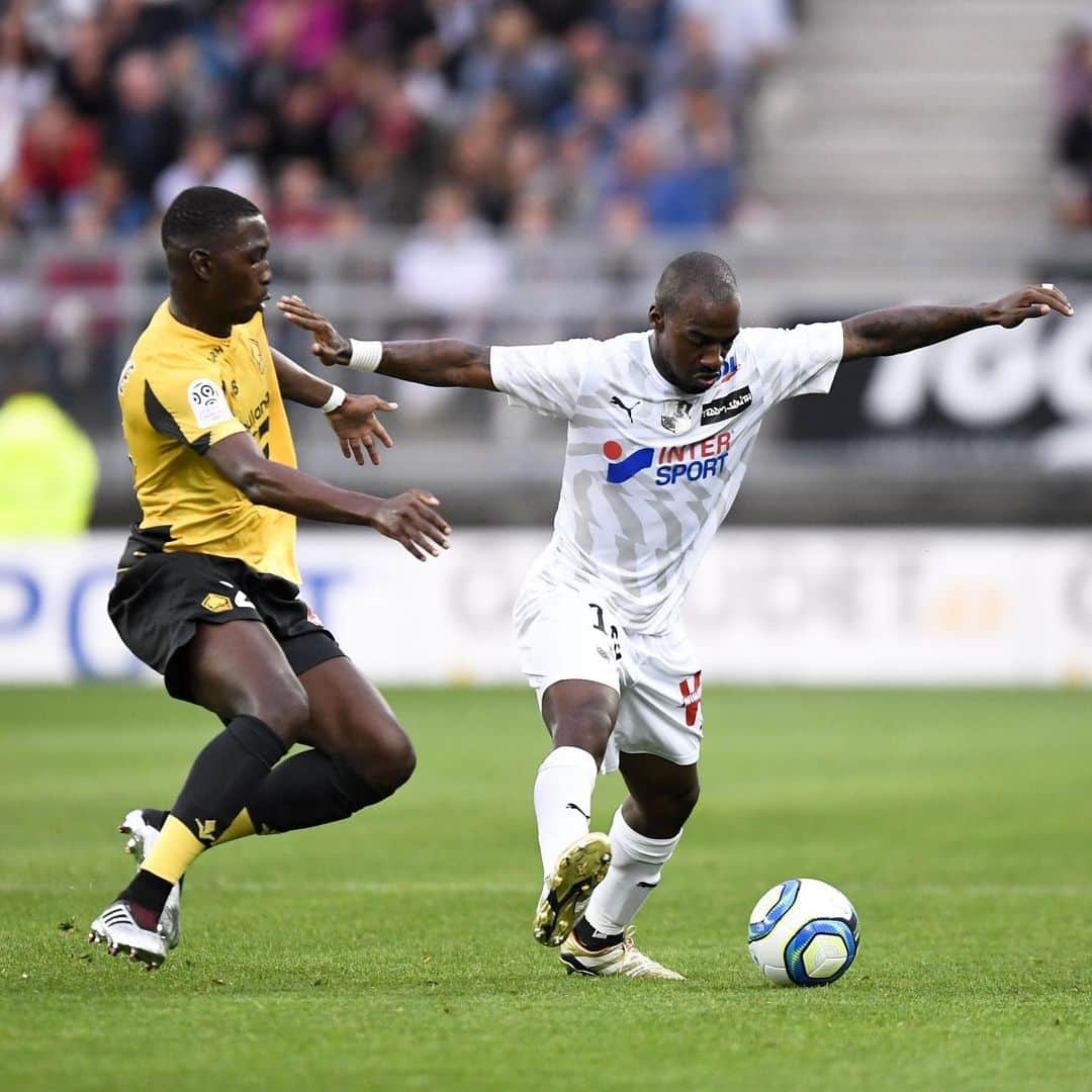 リーグ・アンさんのインスタグラム写真 - (リーグ・アンInstagram)「💪 Courte première victoire de l'@amiensscfootball en championnat, qui s'impose (1-0) face au @losclive, 2e la saison dernière 💪 ! #ASCLOSC • • #Ligue1Conforama #AmiensSC #AmiensSportingClub #LaLicorne #StadedelaLicorne #Amiens」8月18日 8時05分 - ligue1ubereats