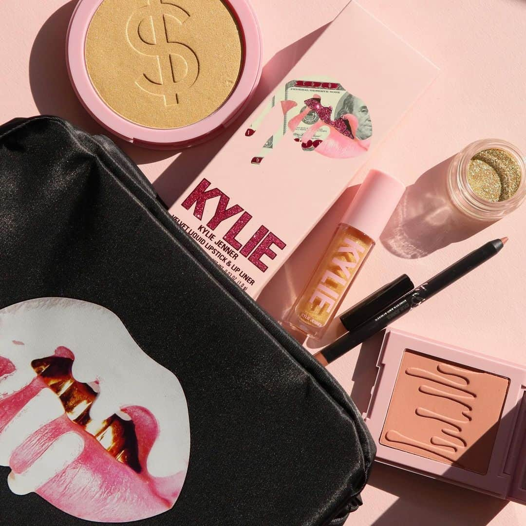 Kylie Cosmeticsさんのインスタグラム写真 - (Kylie CosmeticsInstagram)「what’s in our bag?! 😍 it’s the perfect time to shop our new products ✨ spend $40 or more and get a FREE makeup bag of your choice while supplies last on KylieCosmetics.com 💕」8月18日 8時15分 - kyliecosmetics