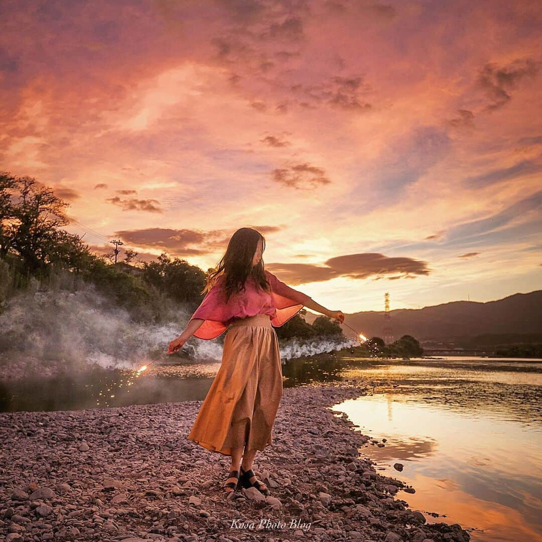 コサさんのインスタグラム写真 - (コサInstagram)「茜色の空 夕焼けのキレイな空の下で花火ポトレ撮影📸 . Location:和歌山 Wakayama / Japan Data:2019.8.5 Model: @ran_0063 . #花火のセカイ2019 #apj_僕らの夏休み2019 #fireworks_jpn #team_jp_夏色2019 #s_shot_花火2019 #nipponpic_夏祭り2019 #saison_su2019 #TandDフォトコンテスト2019 #discover #ap_japan_member #japan_bestsunset #igsunset #icu_sunset #sunset_minas #IGersJP #Japan_Daytime_View #special_spot_member #s_shot #japan_of_insta #bestphoto_japan」8月18日 8時11分 - kosa_photo