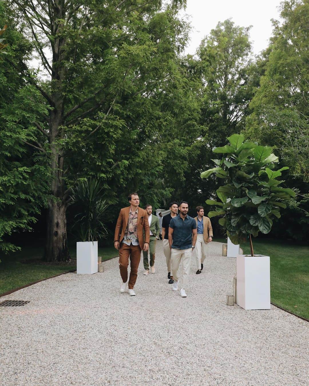 MR PORTERのインスタグラム：「The men behind MR PORTER know how to make a stylish entrance. We’re spending the evening celebrating with the players of the Hamptons Summer Classic tennis tournament, which kicks off tomorrow. We’ll see you on the court. 🎾 #MRPORTERHamptons」