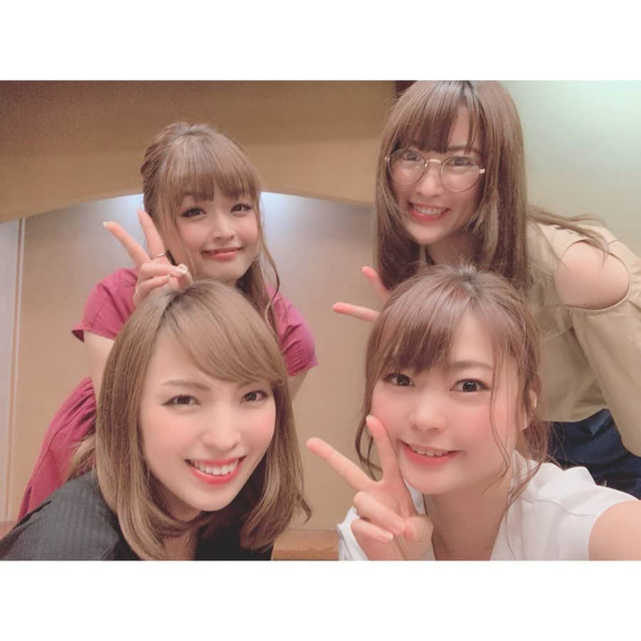 浅田梨奈さんのインスタグラム写真 - (浅田梨奈Instagram)「けあきちゃん祝勝会💖 おめでとう㊗️ 社長ありがとうございます🙇‍♀️ #プロボウラー #ボウリング #祝勝会 #おめでとう #久々集まれたー #話が尽きないー #2つの話が同時進行 #青いバラ #逆さにしなくていいよ #ガラス注意 #落とさないでね #めちゃご馳走 #カニ🦀 #カニ食べるとき無言になるよね🦀 #お寿司 #穴子様 #のどぐろ #他にも沢山 #どれも美味しかったー #デザートは #桃ケーキ🍑 #ご馳走様でした #ありがとうございました」8月18日 8時20分 - asdrn528