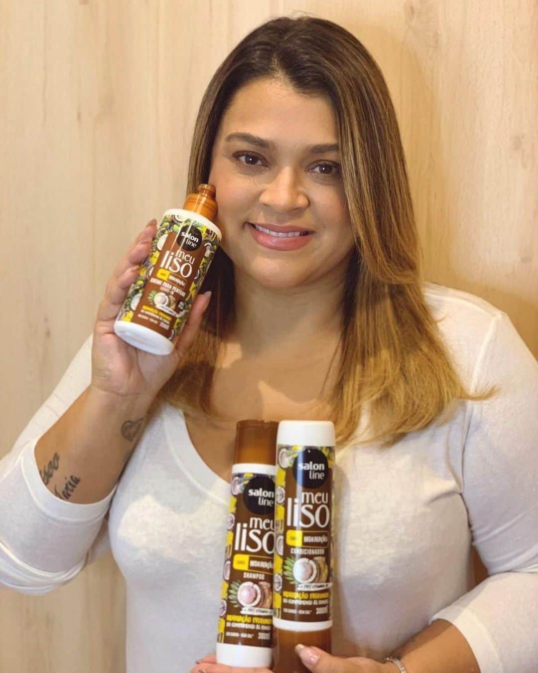 Preta Gilさんのインスタグラム写真 - (Preta GilInstagram)「Gente, eu to muito apaixonado por essa linha Meu Liso Coco!! O shampoo é mega hidratante mas não pesa na raiz, o condicionador é perfeitooo. Mas quem também sentia falta de um creme para pentear meu liso?? Agora temooos! Condiciona profundamente os fios, desembaraça e sela as cutículas e tudo isso sem deixar o cabelo pesado! AMEII @salonlinebrasil 🥥💛 #salonline #embaixadorasalonline #meulisosalonline #meuliso」8月18日 8時52分 - pretagil