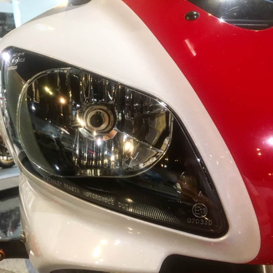 のインスタグラム：「【夏休み企画】ヤマハバイクヒストリークイズ✨【コメントしてね】  現在「連休企画」としまして、静岡県磐田市にあるヤマハ発動機ミュージアム、”コミュニケーションプラザ”にて展示中の歴史車両より、バイクの一部を写したクイズを出題しております！皆さまの「ヤマハマニア度」が分かるかも…🤔💡？！ 昨日の第8回へのご参加ありがとうございました！  最終回となる第9回の本日はこちら！初代は1998年発売で、現在は国外市場向けのモデルのみの販売ですが、このキリッとした「目」、ヤマハファンの皆さんならきっとご存知のはず！ さて、分かった方はコメント欄にて車種名をお答えください！  答えの発表は8/18(日)21:00頃を予定しております☺️✨！ なお、コミュニケーションプラザは8/10-8/18は休館日となりますので、ご了承くださいませ。  #ヤマハバイクヒストリークイズ #ヤマハ #ヤマハが美しい #コミュニケーションプラザ #歴史車両 #夏休み #クイズ #yamaha #yamahamotocycle #history #communicationplaza #quiz #whoami #yamahastagram」