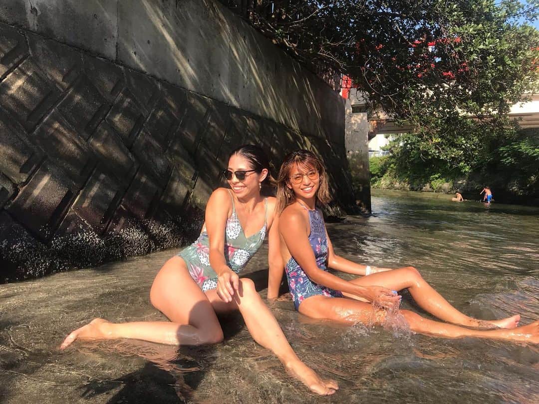 齋藤美波のインスタグラム：「⛱🐚👙 夏って楽しいね♥️ でも初っ端みんなして 流血事件🤣#石 でもそんなの関係ねーぐらい 笑った 笑 ・ 夏よ終わらないで〜😭 #夏中盤戦 ・ #夏#水着#ビキニ#葉山#海#親友#natural#oasis#bikini#summer#beach#bestfriends#girls」