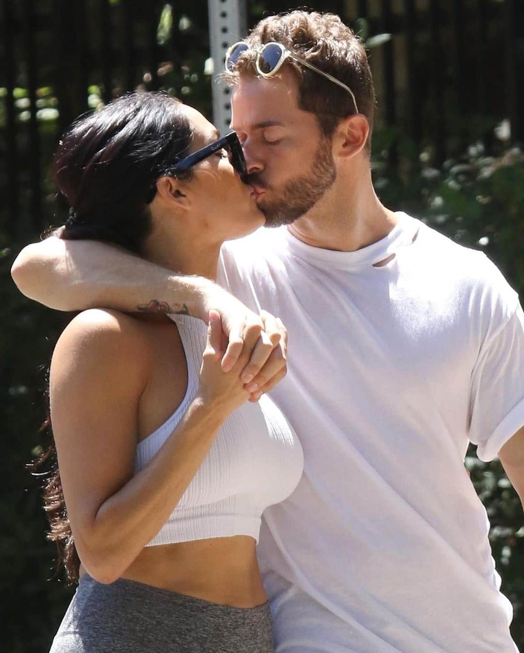 Just Jaredさんのインスタグラム写真 - (Just JaredInstagram)「@theartemc & @thenikkibella pack on the PDA during their afternoon outing! #ArtemChigvintsev #NikkiBella Photos: Backgrid」8月18日 9時07分 - justjared