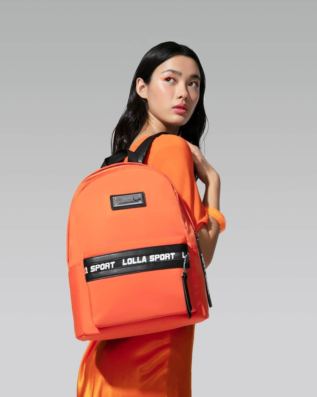 Santa Lollaさんのインスタグラム写真 - (Santa LollaInstagram)「A mochila em nylon com o logo #LollaSport dá um ar sporty-cool à produção. Arrasta para o lado para ver o look completo! [ Tênis: R$199,90 | Mochila: R$199,90 ] #santalollaverao20 #backpack #ootd #neoncolors」8月18日 9時01分 - santa_lolla